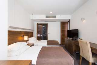 Курортные отели Avala Resort & Villas Будва Улучшенный семейный люкс-2