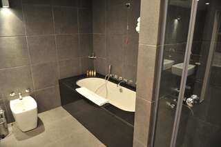 Курортные отели Avala Resort & Villas Будва Улучшенный семейный люкс-9